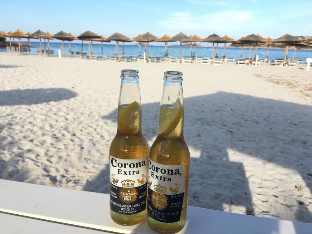 Sardinien Reisetipps - Bier am Strand - Spiaggia del Piccolo Pevero